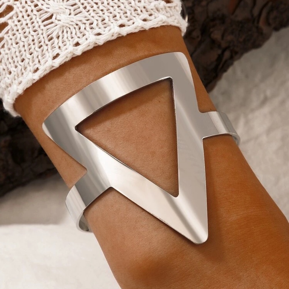 ⭐️ Lovely Simplistic Metallic Triangle Wrist Arm Cuff Bracelet ⭐️